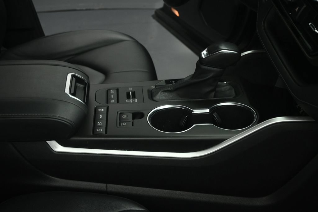 Used 2021 Toyota Highlander XLE AWD/4WD image 56