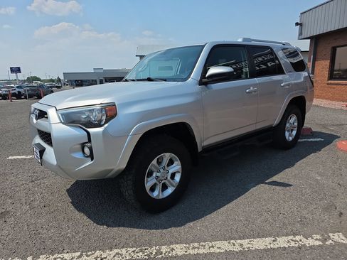 Used 2017 Toyota 4Runner SR5 AWD/4WD image 3