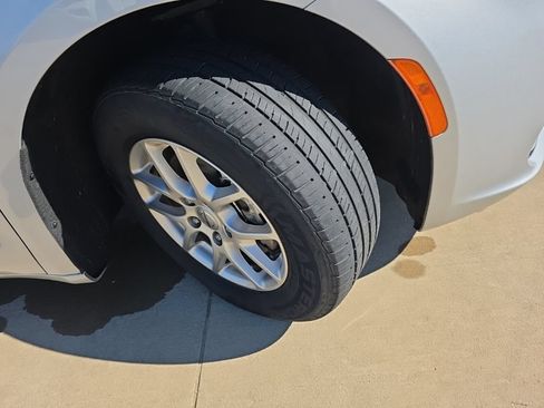 Used 2024 Chrysler Pacifica Touring-L FWD image 16