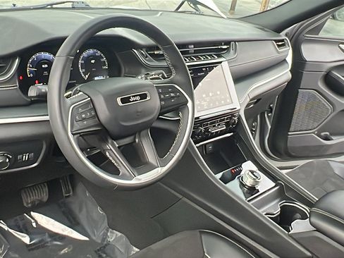 Used 2024 Jeep Grand Cherokee L Laredo image 16