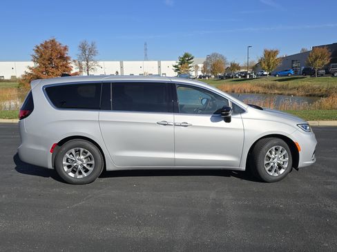 New 2026 Chrysler Pacifica Limited image 18