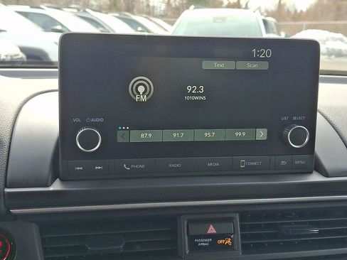 Used 2025 Honda Pilot Sport image 16