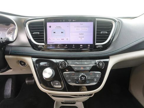 Used 2021 Chrysler Pacifica Touring-L image 16