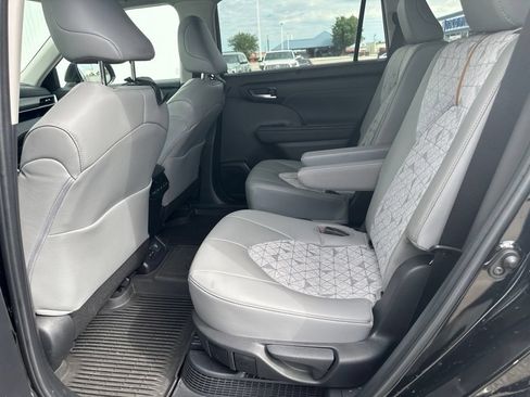Used 2023 Toyota Highlander Bronze Edition AWD/4WD image 18