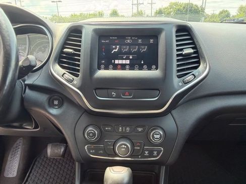 Used 2019 Jeep Cherokee Latitude Plus w/ Cold Weather Group AWD/4WD image 17