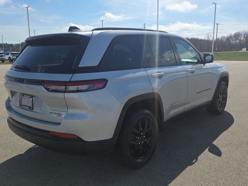 Used 2025 Jeep Grand Cherokee Altitude AWD/4WD image 7
