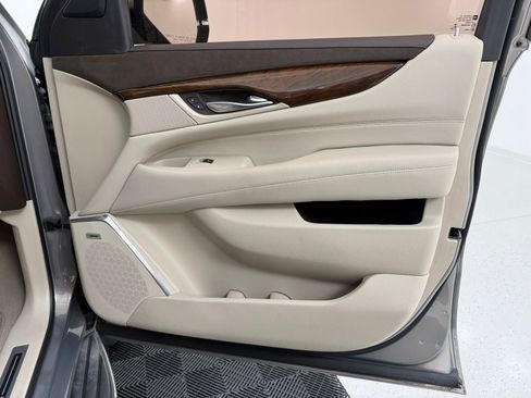 Used 2017 Cadillac Escalade Luxury image 32
