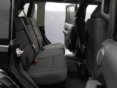 Used 2018 Jeep Wrangler Unlimited Sahara w/ Uconnect 4C Nav & Sound Group image 33