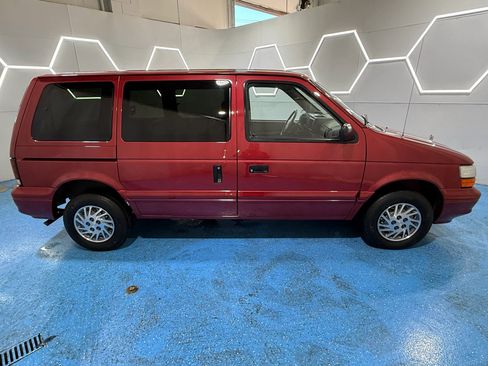 Used 1995 Dodge Caravan Minivan image 9