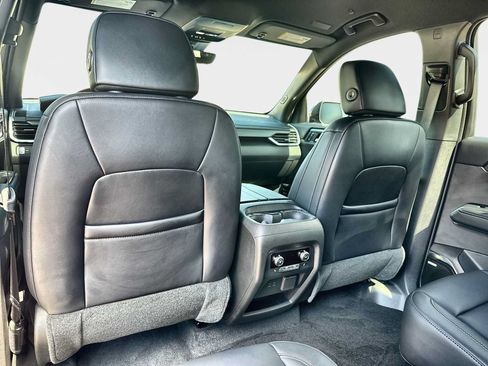 Used 2026 GMC Acadia Elevation w/ Elevation Premium Package FWD image 19