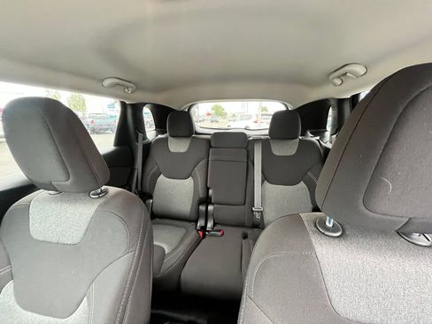 Used 2018 Jeep Cherokee Latitude w/ Safety Group AWD/4WD image 16