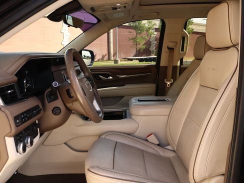 Used 2021 GMC Yukon Denali w/ Denali Premium Package image 11