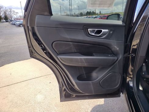 Used 2023 Volvo XC60 B5 Core image 12