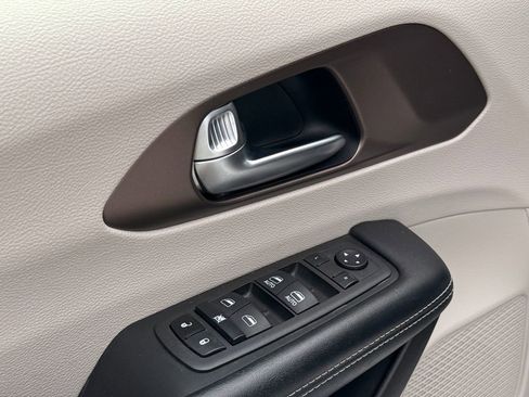 Used 2022 Chrysler Voyager LX FWD image 20
