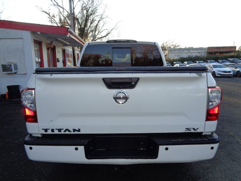 Used 2018 Nissan Titan SV w/ SV Convenience Package image 6