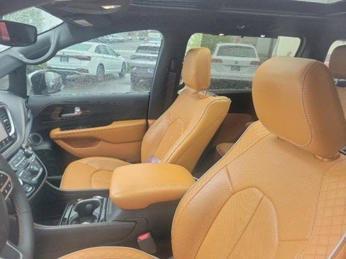 Used 2023 Chrysler Pacifica Pinnacle image 7