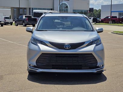 Used 2021 Toyota Sienna XLE