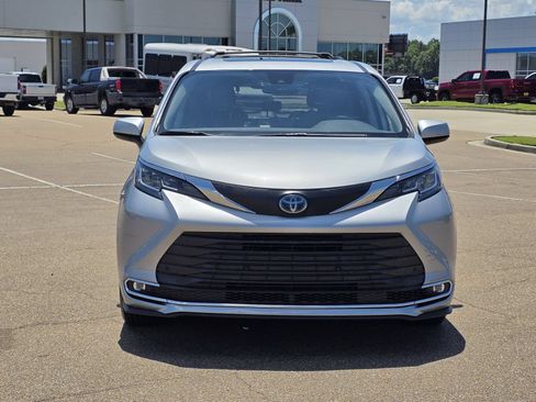 Used 2021 Toyota Sienna XLE FWD image 2