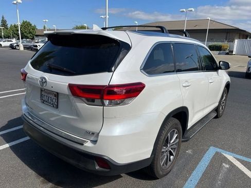 Used 2019 Toyota Highlander XLE w/ Carpet Mat Package (TMS) FWD image 6