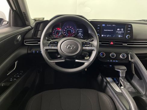 Used 2021 Hyundai Elantra SE FWD image 15