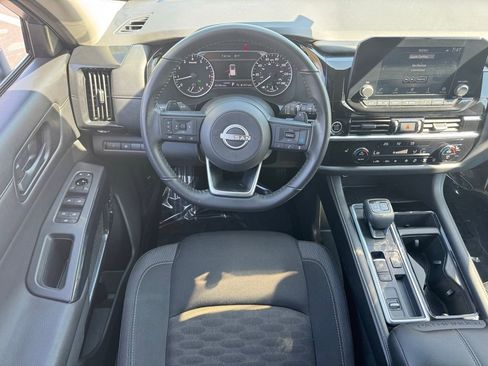 Used 2024 Nissan Pathfinder SV image 18