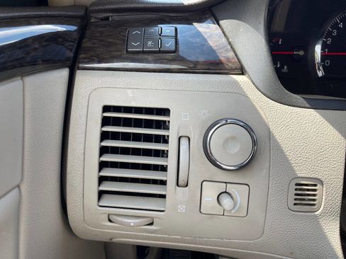 Used 2010 Cadillac DTS Luxury image 18