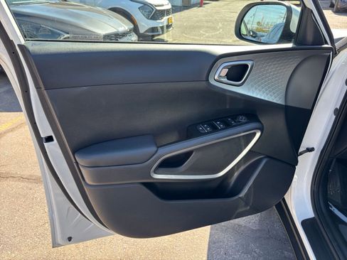 Used 2025 Kia Soul LX w/ LX Technology Package FWD image 18