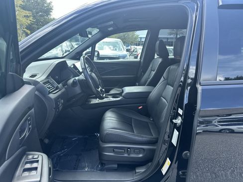 Used 2025 Honda Passport TrailSport image 2