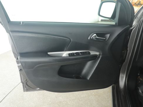 Used 2020 Dodge Journey SE image 17