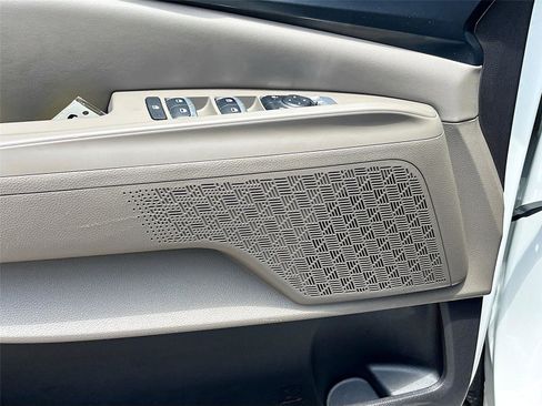Used 2025 Kia Carnival FWD image 19