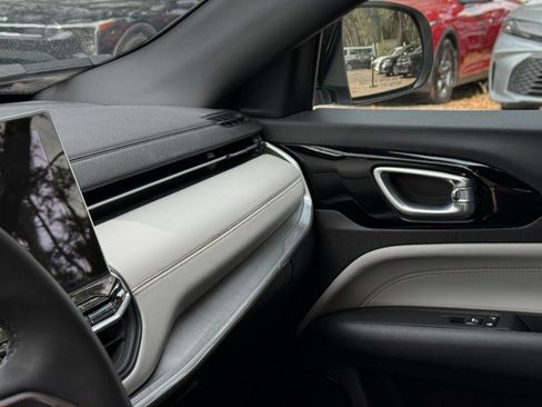 Used 2025 Jeep Compass Limited image 30