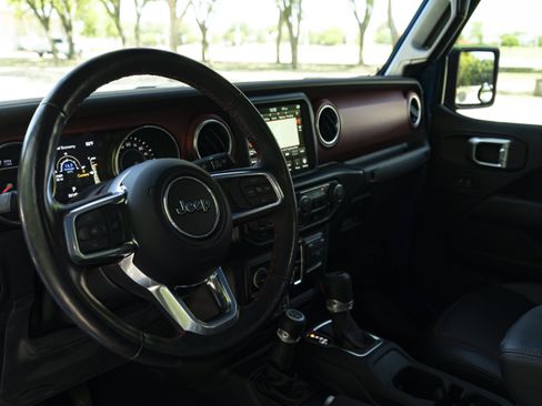 Used 2021 Jeep Gladiator Rubicon AWD/4WD image 17