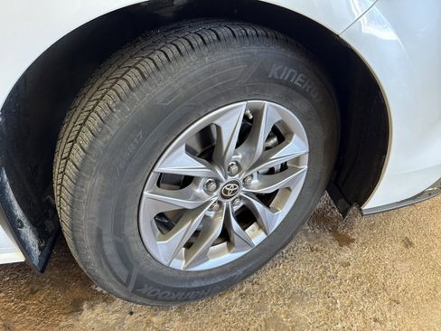 Certified 2023 Toyota Sienna XLE AWD/4WD image 13