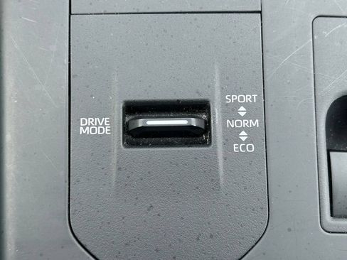 Certified 2025 Toyota Highlander XLE FWD image 30
