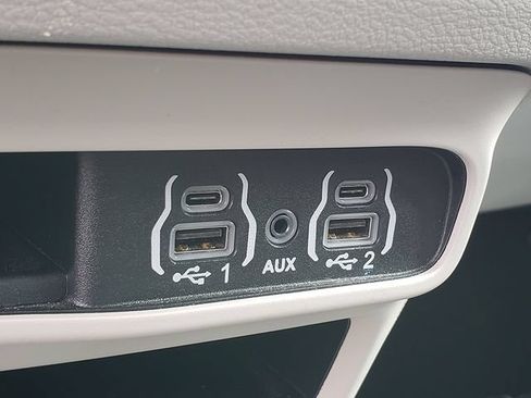Used 2024 Chrysler Pacifica Touring-L FWD image 20