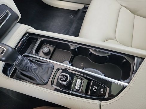 Used 2020 Volvo XC90 T5 Momentum w/ Protection Package Premier FWD image 29