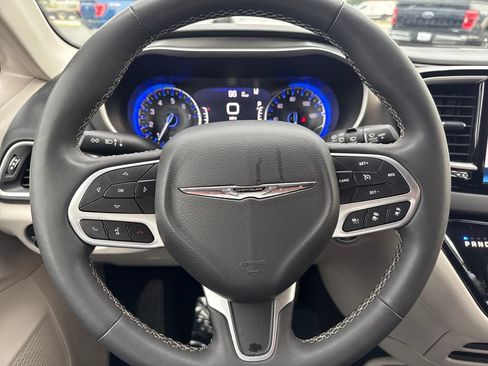 Used 2024 Chrysler Pacifica Touring-L FWD image 10
