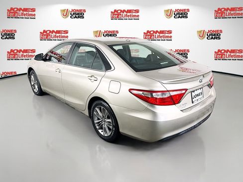 Used 2017 Toyota Camry SE w/ Moonroof Package FWD image 2