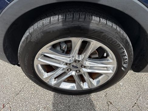 Used 2017 Ford Explorer XLT w/ Equipment Group 202A AWD/4WD image 11