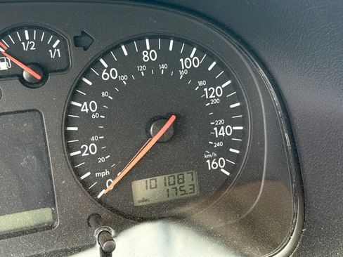Used 2005 Volkswagen Golf GLS FWD image 16