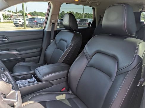 Used 2023 Nissan Pathfinder SL AWD/4WD image 14
