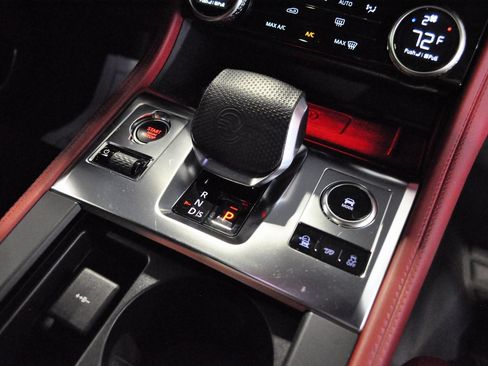 Used 2022 Jaguar F-PACE SVR image 33