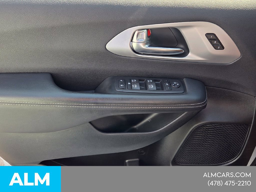 Used 2025 Chrysler Pacifica Limited FWD image 34