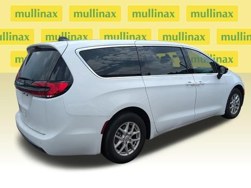 Used 2024 Chrysler Pacifica Touring-L FWD image 6