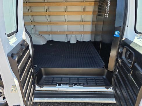 Used 2025 GMC Savana 2500 RWD image 17