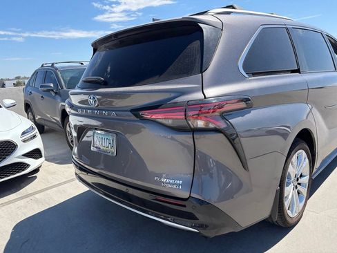 Used 2023 Toyota Sienna Platinum FWD image 4