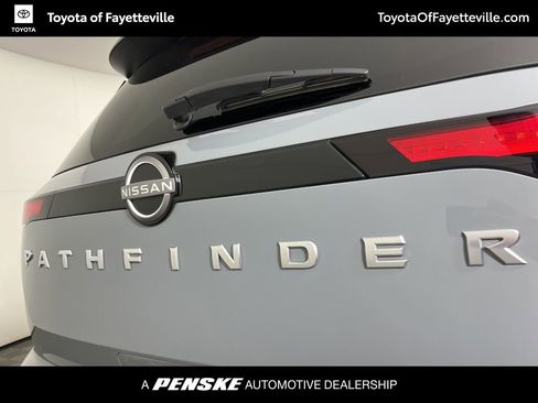 Used 2025 Nissan Pathfinder Platinum image 3