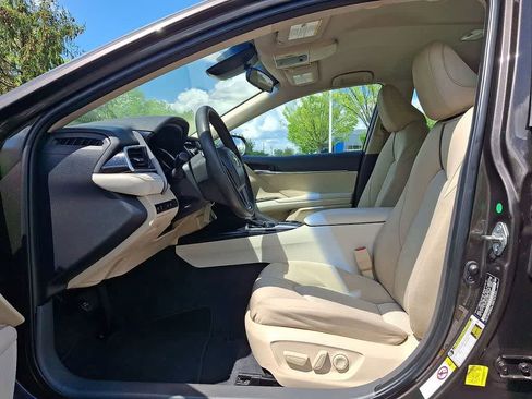 Used 2018 Toyota Camry LE image 11