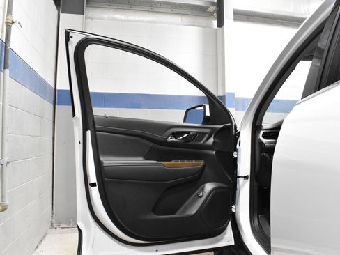 Used 2023 GMC Acadia SLE w/ Driver Convenience Package image 11