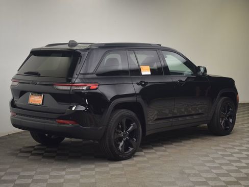 Used 2024 Jeep Grand Cherokee Altitude AWD/4WD image 5
